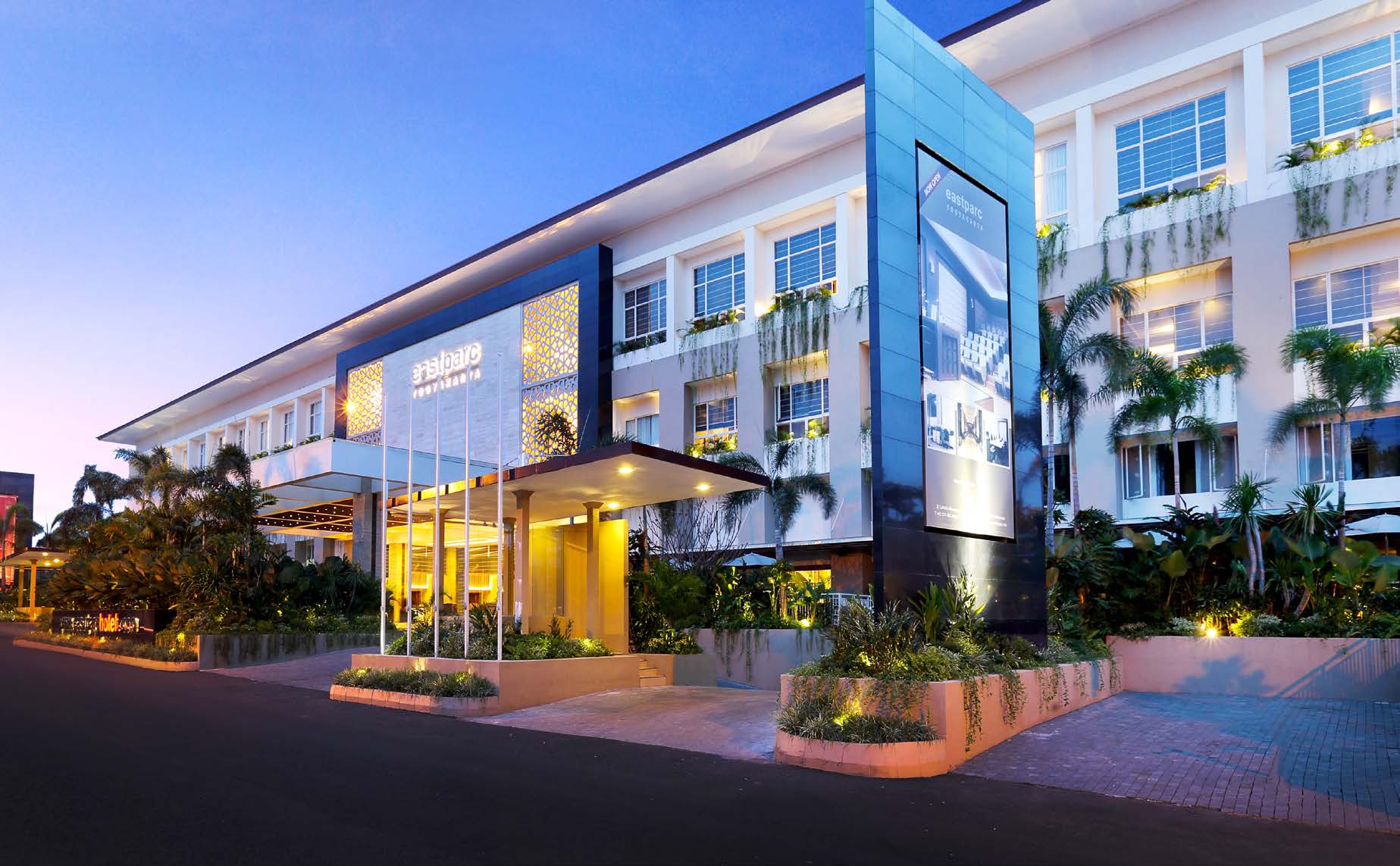 Fasad Eastparc Hotel Yogyakarta saat senja